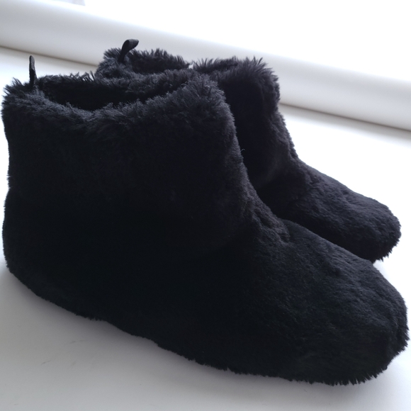 Shoes - FitFlop Furry Slipper Bootie Black Faux Fur